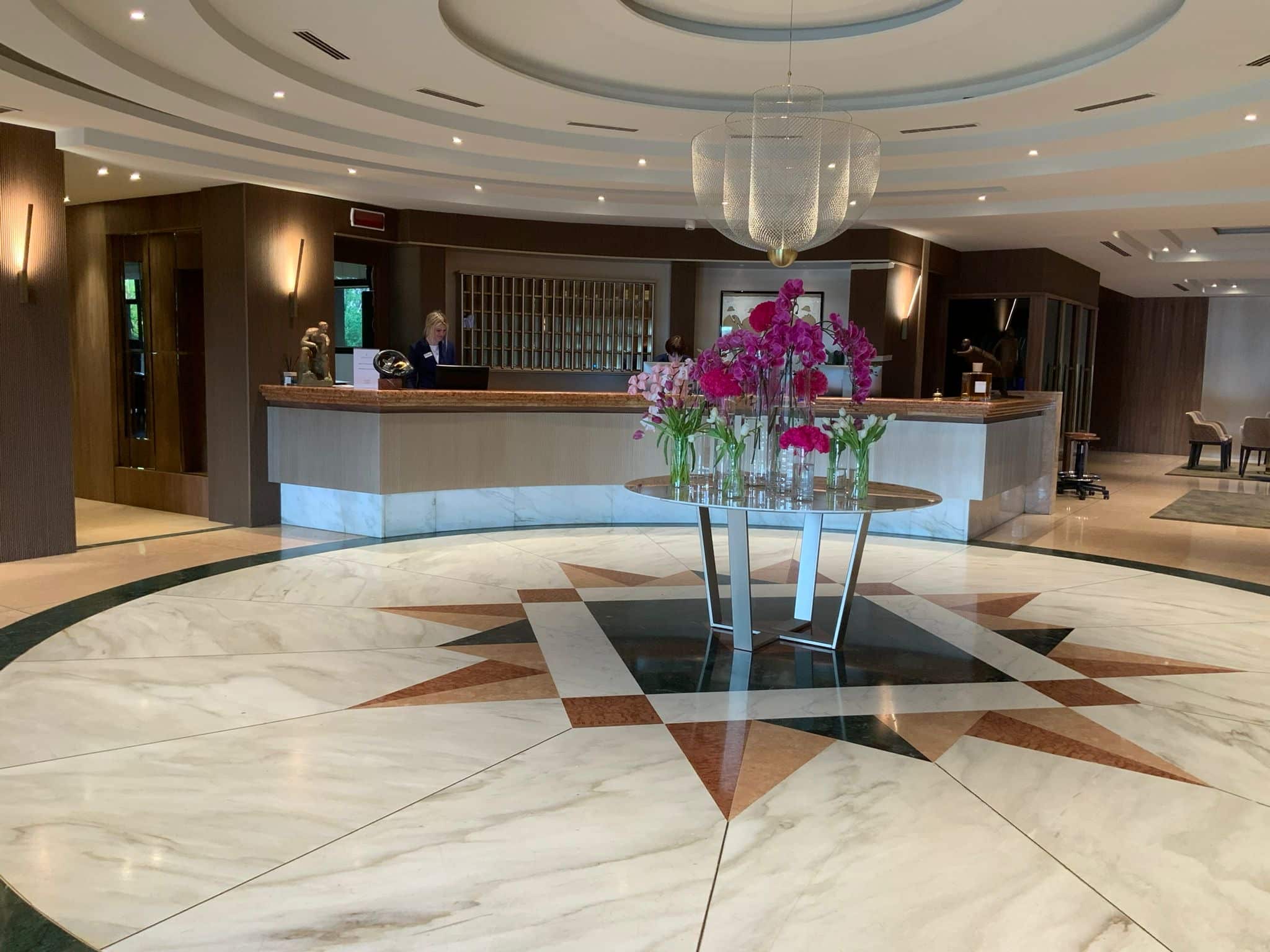 Pannelli fresati per hotel: eleganza su misura per ogni ambiente